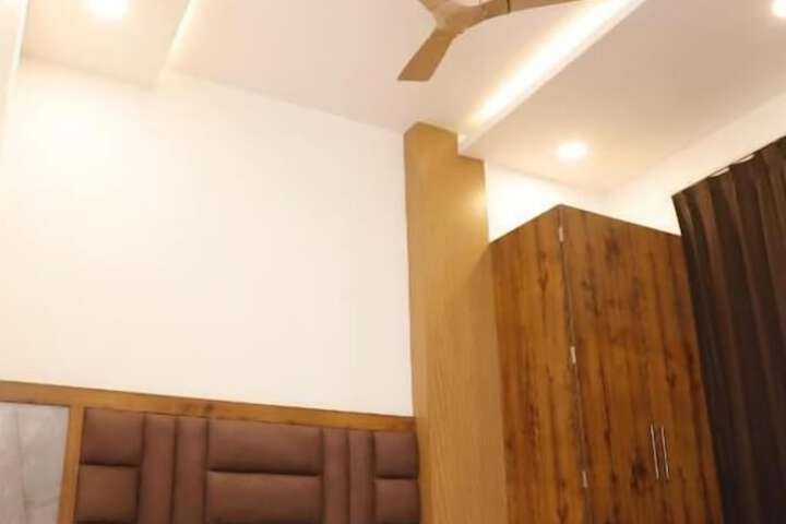 Room 6 of 18