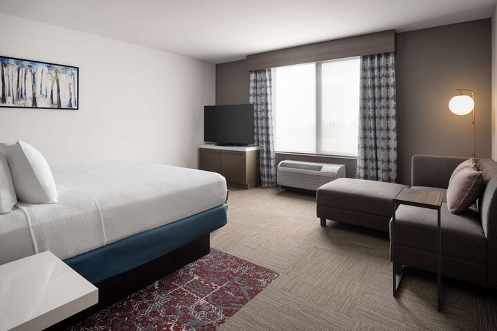 1 King Bed (5 of 12)