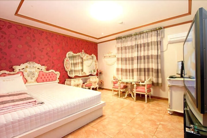 Room 3 of 8