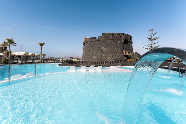 Hotel Pool