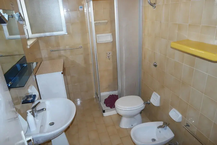 Room 4 of 8