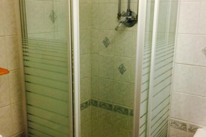 Room 6 of 70