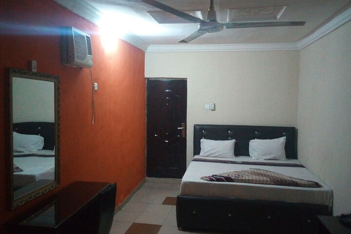 Room 9 of 20