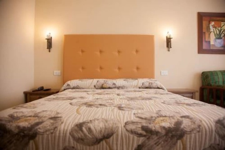 Room 4 of 18