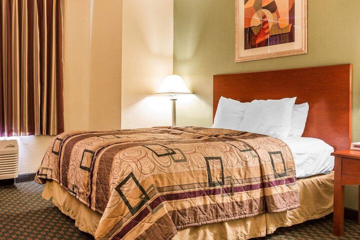 1 Queen Bed Accessible (4 of 12)