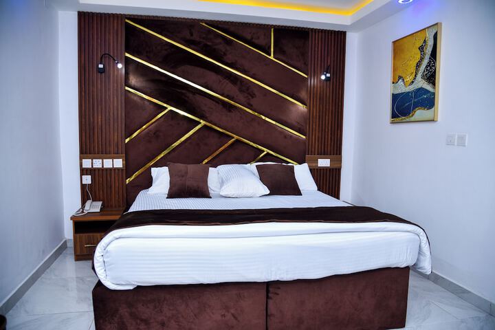 Room 13 of 30