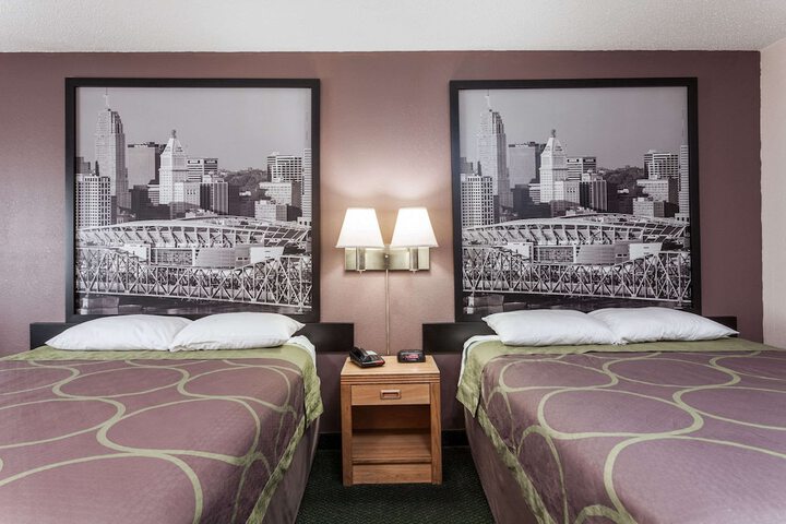 2 Queen Beds (2 of 8)