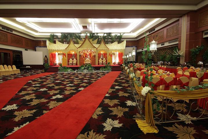 Ballroom/Hall 30 of 42