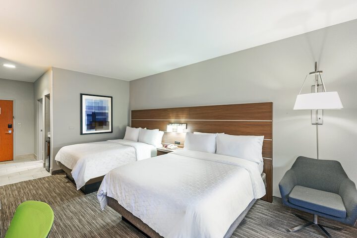 2 Queen Beds (9 of 15)
