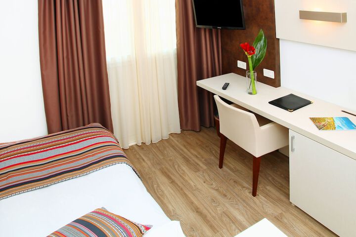 Room 4 of 98