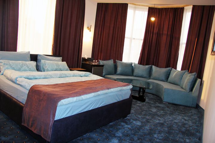 Room 9 of 28