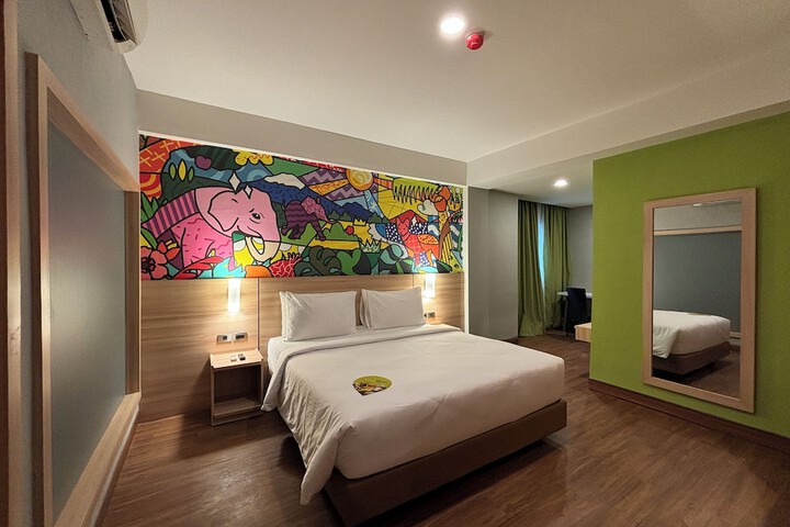 Room 13 of 32