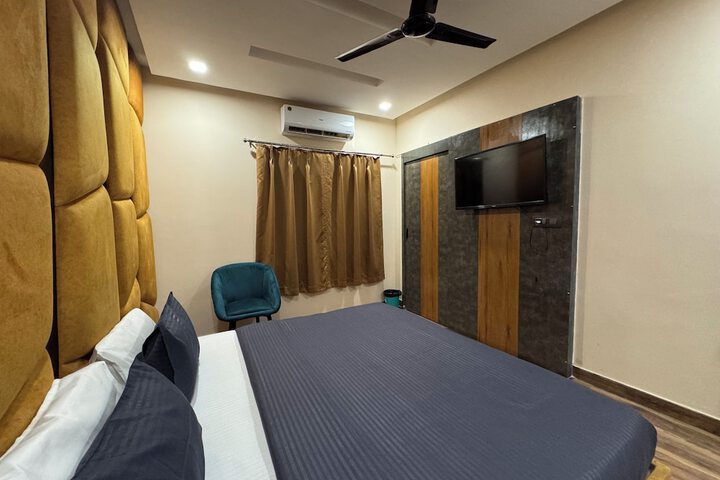 Room 13 of 36