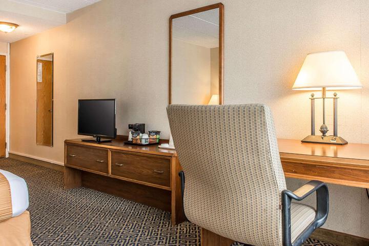 1 King Bed (5 of 7)