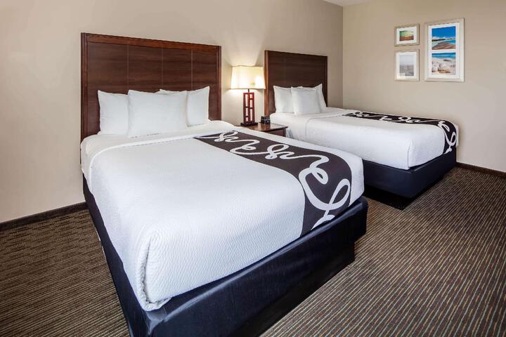 2 Queen Beds (1 of 3)