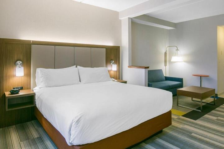 1 King Bed (3 of 20)