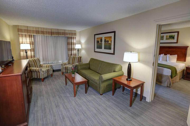 1 King Bed (4 of 8)