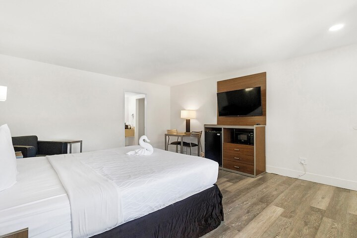 1 King Bed (2 of 12)