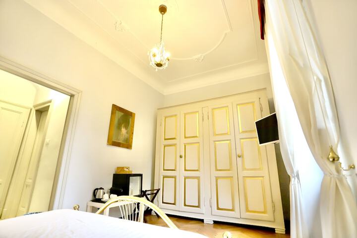 Room 22 of 93