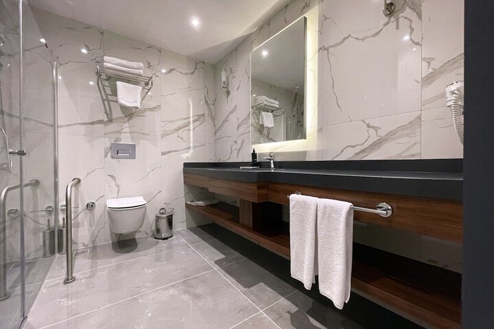 Room 27 of 48