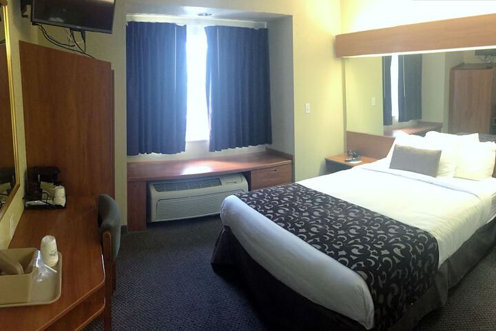 1 Queen Bed (1 of 25)