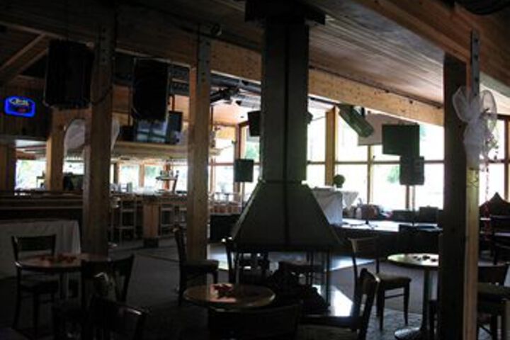 Lounge 4 of 42