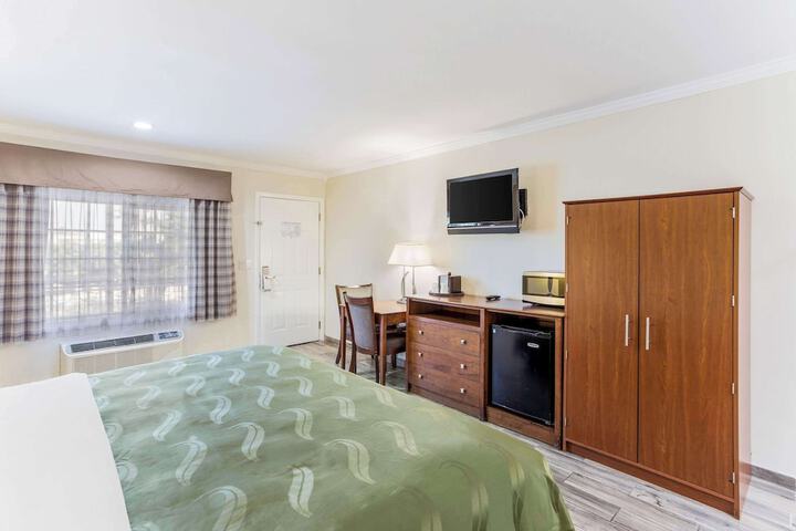 1 King Bed Accessible Upgrade (26 of 26)