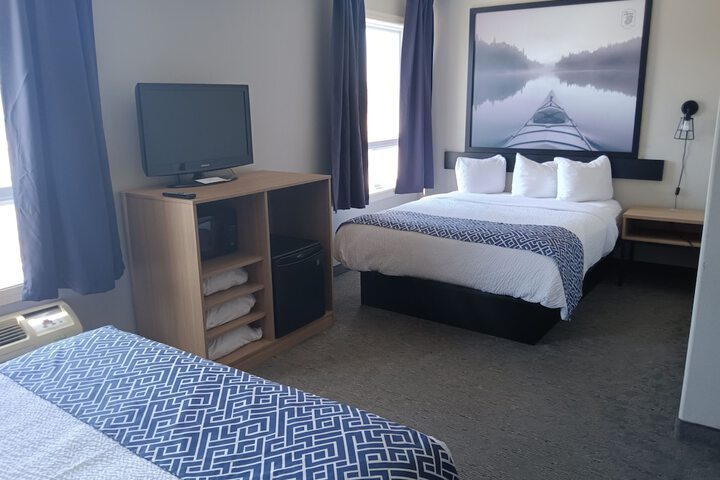 1 Queen Bed Accessible Room (3 of 32)