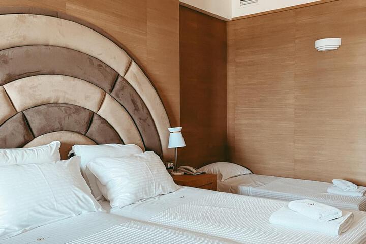 Room 16 of 80