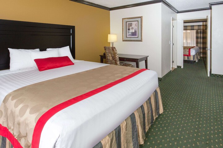 1 King Bed (7 of 26)