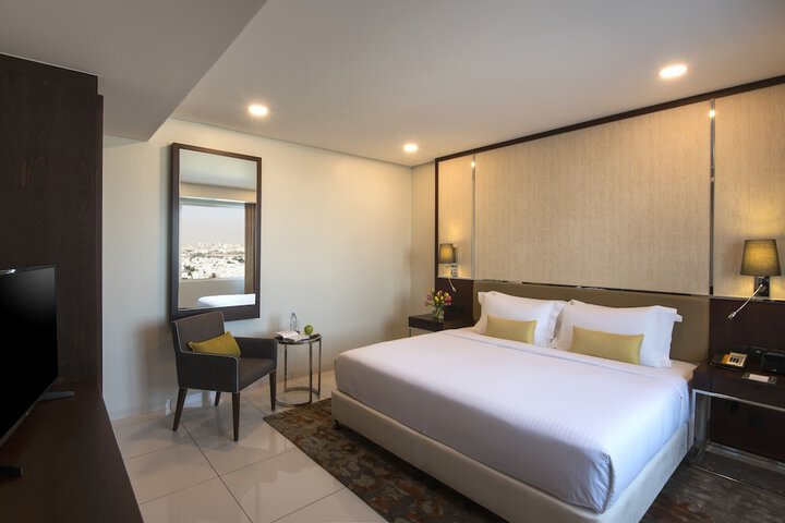 Room 6 of 33