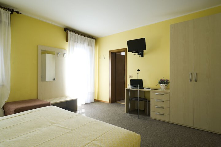 Room 6 of 39