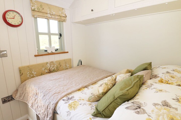 Room 2 of 5