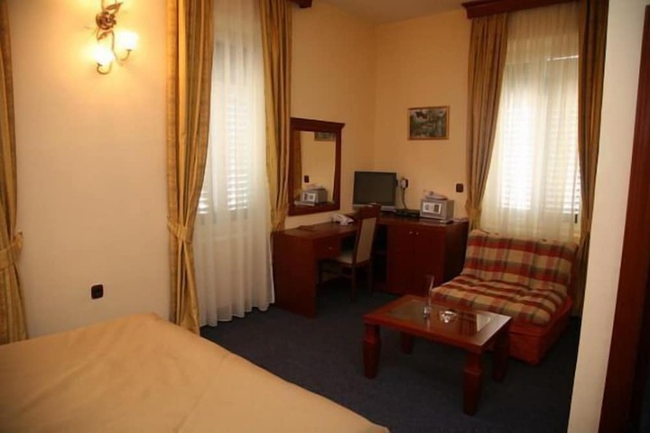 Room 7 of 16