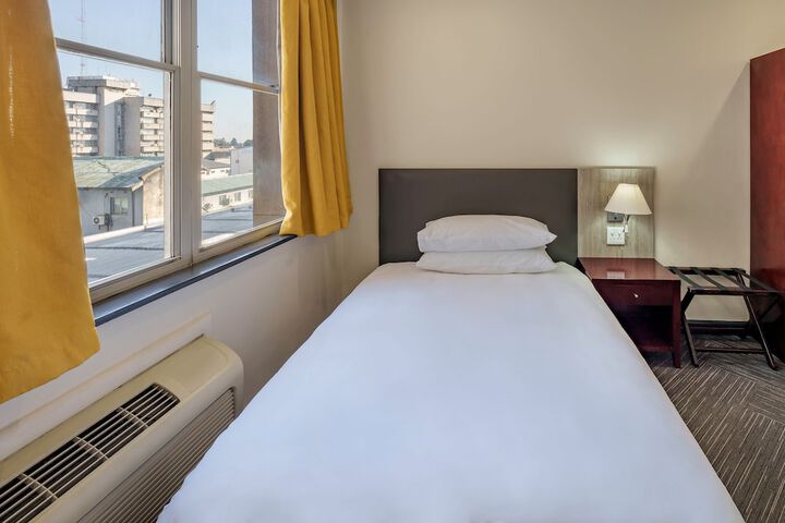 Room 10 of 68