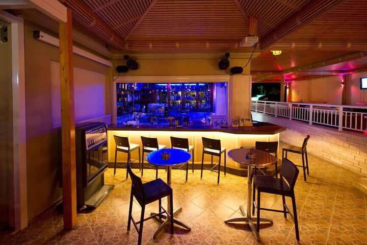 Lounge 18 of 31