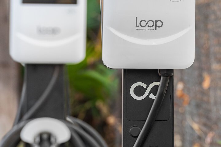 Electric vehicle charging station