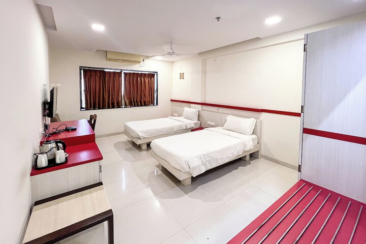Room 4 of 33