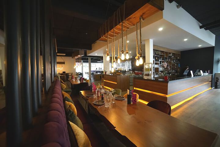Lobby lounge