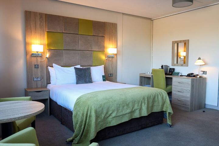 Room 16 of 40