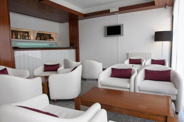 Lounge 19 of 22