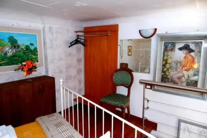 Room 5 of 15