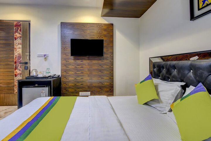 Room 13 of 34