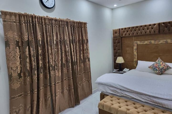 Room 10 of 13