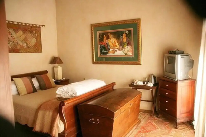 Room 4 of 18