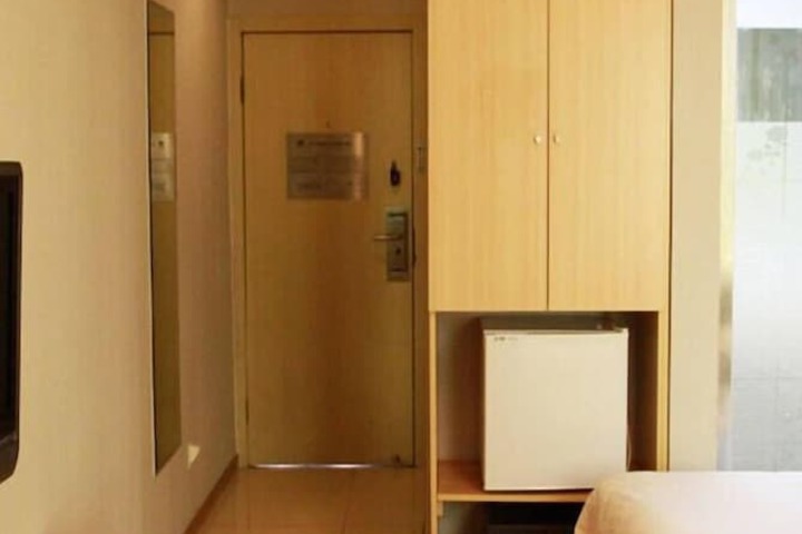 Room 7 of 27