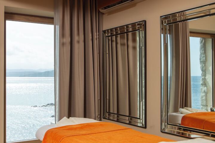 Hôtel La Pietra Restaurant &  Spa in L'Île-Rousse
