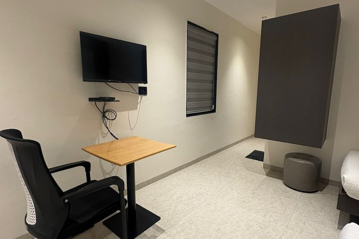 Room 28 of 65