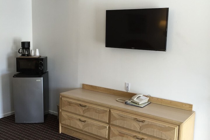 1 Queen Bed (7 of 9)