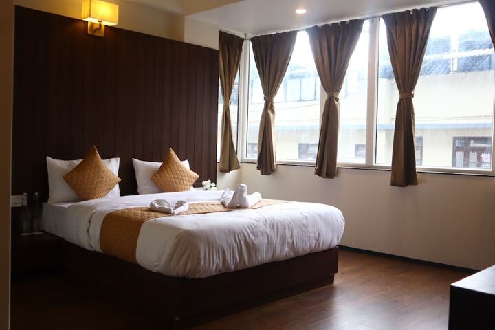 Room 4 of 8